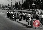 Immagine di Il popolo giapponese attendere street car Tokyo Giappone Shiba District, 1945, secondo 9 filmato di repertorio 65675025163