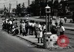 Immagine di Il popolo giapponese attendere street car Tokyo Giappone Shiba District, 1945, secondo 11 filmato di repertorio 65675025163