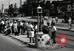 Immagine di Il popolo giapponese attendere street car Tokyo Giappone Shiba District, 1945, secondo 12 filmato di repertorio 65675025163