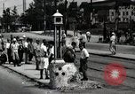 Immagine di Il popolo giapponese attendere street car Tokyo Giappone Shiba District, 1945, secondo 13 filmato di repertorio 65675025163