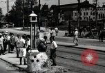 Immagine di Il popolo giapponese attendere street car Tokyo Giappone Shiba District, 1945, secondo 14 filmato di repertorio 65675025163