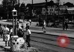 Immagine di Il popolo giapponese attendere street car Tokyo Giappone Shiba District, 1945, secondo 15 filmato di repertorio 65675025163