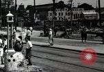 Immagine di Il popolo giapponese attendere street car Tokyo Giappone Shiba District, 1945, secondo 16 filmato di repertorio 65675025163