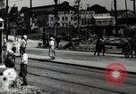 Immagine di Il popolo giapponese attendere street car Tokyo Giappone Shiba District, 1945, secondo 17 filmato di repertorio 65675025163