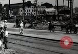 Immagine di Il popolo giapponese attendere street car Tokyo Giappone Shiba District, 1945, secondo 18 filmato di repertorio 65675025163