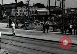 Immagine di Il popolo giapponese attendere street car Tokyo Giappone Shiba District, 1945, secondo 19 filmato di repertorio 65675025163