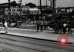 Immagine di Il popolo giapponese attendere street car Tokyo Giappone Shiba District, 1945, secondo 20 filmato di repertorio 65675025163