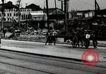 Immagine di Il popolo giapponese attendere street car Tokyo Giappone Shiba District, 1945, secondo 21 filmato di repertorio 65675025163