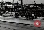 Immagine di Il popolo giapponese attendere street car Tokyo Giappone Shiba District, 1945, secondo 22 filmato di repertorio 65675025163
