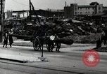 Immagine di Il popolo giapponese attendere street car Tokyo Giappone Shiba District, 1945, secondo 26 filmato di repertorio 65675025163