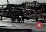 Immagine di Il popolo giapponese attendere street car Tokyo Giappone Shiba District, 1945, secondo 27 filmato di repertorio 65675025163