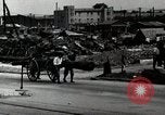 Immagine di Il popolo giapponese attendere street car Tokyo Giappone Shiba District, 1945, secondo 28 filmato di repertorio 65675025163