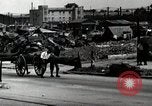 Immagine di Il popolo giapponese attendere street car Tokyo Giappone Shiba District, 1945, secondo 29 filmato di repertorio 65675025163