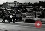 Immagine di Il popolo giapponese attendere street car Tokyo Giappone Shiba District, 1945, secondo 30 filmato di repertorio 65675025163