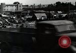 Immagine di Il popolo giapponese attendere street car Tokyo Giappone Shiba District, 1945, secondo 31 filmato di repertorio 65675025163