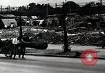 Immagine di Il popolo giapponese attendere street car Tokyo Giappone Shiba District, 1945, secondo 35 filmato di repertorio 65675025163