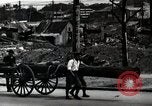 Immagine di Il popolo giapponese attendere street car Tokyo Giappone Shiba District, 1945, secondo 43 filmato di repertorio 65675025163