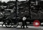Immagine di Il popolo giapponese attendere street car Tokyo Giappone Shiba District, 1945, secondo 44 filmato di repertorio 65675025163