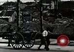 Immagine di Il popolo giapponese attendere street car Tokyo Giappone Shiba District, 1945, secondo 45 filmato di repertorio 65675025163