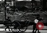 Immagine di Il popolo giapponese attendere street car Tokyo Giappone Shiba District, 1945, secondo 48 filmato di repertorio 65675025163