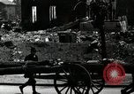 Immagine di Il popolo giapponese attendere street car Tokyo Giappone Shiba District, 1945, secondo 52 filmato di repertorio 65675025163