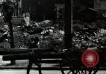 Immagine di Il popolo giapponese attendere street car Tokyo Giappone Shiba District, 1945, secondo 55 filmato di repertorio 65675025163