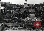 Immagine di Il popolo giapponese attendere street car Tokyo Giappone Shiba District, 1945, secondo 61 filmato di repertorio 65675025163