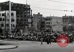Immagine di Edifici demoliti in Tokyo dalla seconda guerra mondiale Tokyo Giappone Kyobashi, 1945, secondo 54 filmato di repertorio 65675025168