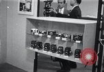 Immagine di I prodotti giapponesi sul display New York United States USA, 1964, secondo 9 filmato di repertorio 65675025202