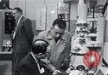 Immagine di I prodotti giapponesi sul display New York United States USA, 1964, secondo 20 filmato di repertorio 65675025202