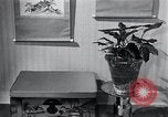 Image Appartement meublé avec le mobilier japonais et d'artefacts Arlington Virginia USA, 1964, de la seconde 26 séquences d'archives historiques vidéo 65675025205