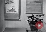 Image Appartement meublé avec le mobilier japonais et d'artefacts Arlington Virginia USA, 1964, de la seconde 27 séquences d'archives historiques vidéo 65675025205
