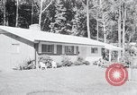 Image Maison typique américaine Washington DC suburbs USA, 1964, de la seconde 5 séquences d'archives historiques vidéo 65675025206