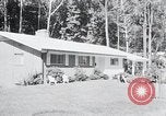 Image Maison typique américaine Washington DC suburbs USA, 1964, de la seconde 7 séquences d'archives historiques vidéo 65675025206