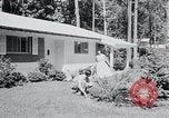 Image Maison typique américaine Washington DC suburbs USA, 1964, de la seconde 22 séquences d'archives historiques vidéo 65675025206