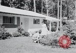 Image Maison typique américaine Washington DC suburbs USA, 1964, de la seconde 23 séquences d'archives historiques vidéo 65675025206