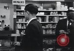 Image boutique photo et caméras encore japonais Washington DC USA, 1964, de la seconde 21 séquences d'archives historiques vidéo 65675025207