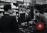 Image boutique photo et caméras encore japonais Washington DC USA, 1964, de la seconde 52 séquences d'archives historiques vidéo 65675025207