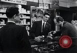 Image boutique photo et caméras encore japonais Washington DC USA, 1964, de la seconde 53 séquences d'archives historiques vidéo 65675025207