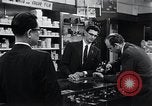 Image boutique photo et caméras encore japonais Washington DC USA, 1964, de la seconde 54 séquences d'archives historiques vidéo 65675025207