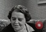 Immagine di Il gruppo di donne americane discutere circa il progetto di cura Memphis Tennessee USA, 1950, secondo 50 filmato di repertorio 65675025213