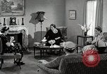 Immagine di Il gruppo di donne americane discutere circa il progetto di cura Memphis Tennessee USA, 1950, secondo 51 filmato di repertorio 65675025213