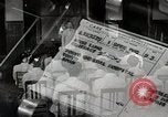 Immagine di Bambino vittima di polio nel polmone di ferro Tokyo Giappone, 1950, secondo 12 filmato di repertorio 65675025216