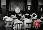 Immagine di Bambino vittima di polio nel polmone di ferro Tokyo Giappone, 1950, secondo 14 filmato di repertorio 65675025216