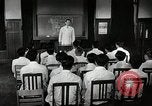 Immagine di Bambino vittima di polio nel polmone di ferro Tokyo Giappone, 1950, secondo 15 filmato di repertorio 65675025216