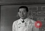 Immagine di Bambino vittima di polio nel polmone di ferro Tokyo Giappone, 1950, secondo 17 filmato di repertorio 65675025216