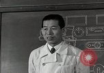Immagine di Bambino vittima di polio nel polmone di ferro Tokyo Giappone, 1950, secondo 18 filmato di repertorio 65675025216