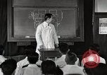 Immagine di Bambino vittima di polio nel polmone di ferro Tokyo Giappone, 1950, secondo 26 filmato di repertorio 65675025216