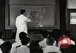 Immagine di Bambino vittima di polio nel polmone di ferro Tokyo Giappone, 1950, secondo 28 filmato di repertorio 65675025216