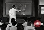Immagine di Bambino vittima di polio nel polmone di ferro Tokyo Giappone, 1950, secondo 29 filmato di repertorio 65675025216
